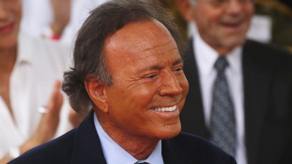 Dos exempleadas denuncian agresiones sexuales de Julio Iglesias, según medios en español.