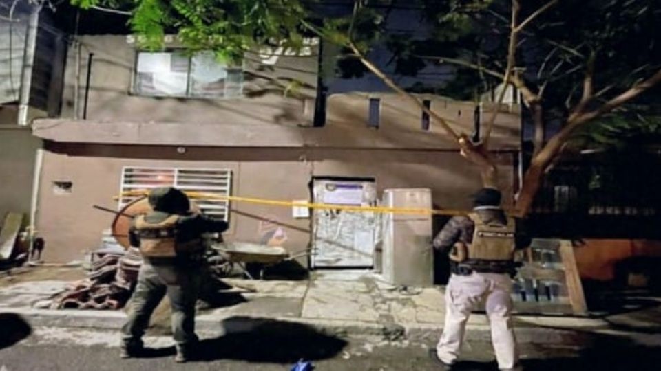 Elementos de la Agencia Estatal de Investigaciones durante el cumplimiento de una orden de cateo en la colonia Valle Soleado, en Guadalupe.