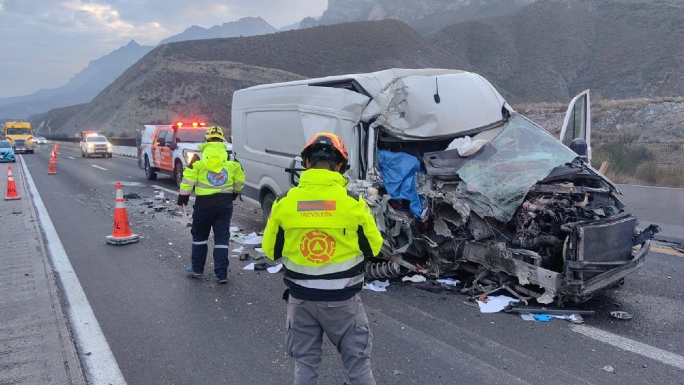 Elementos de rescate y autoridades viales laboran en el kilómetro 63 de la Autopista a Saltillo, tras el choque que dejó una persona sin vida.