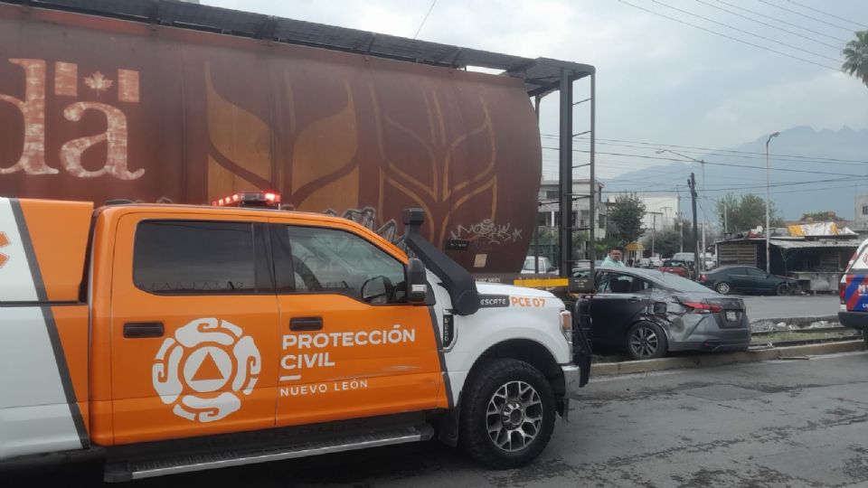 Cuerpos de emergencia atendieron el choque entre un tren de carga y un automóvil en la colonia Garza Nieto, en Monterrey.