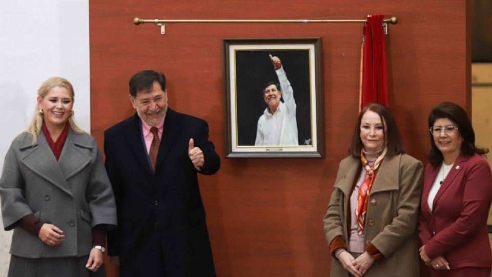 Gerardo Fernández Noroña devela su retrato.