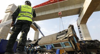 Tragedia en Tailandia: colapso de grúa sobre tren de pasajeros provoca decenas de muertos| FOTOS