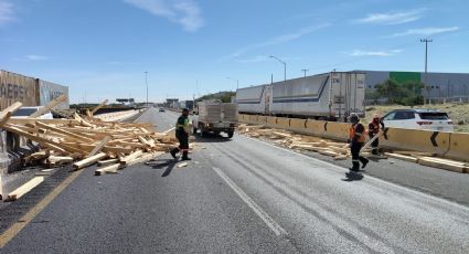 Volcadura de tráiler en Apodaca provoca cierre y fuerte tráfico en Miguel Alemán