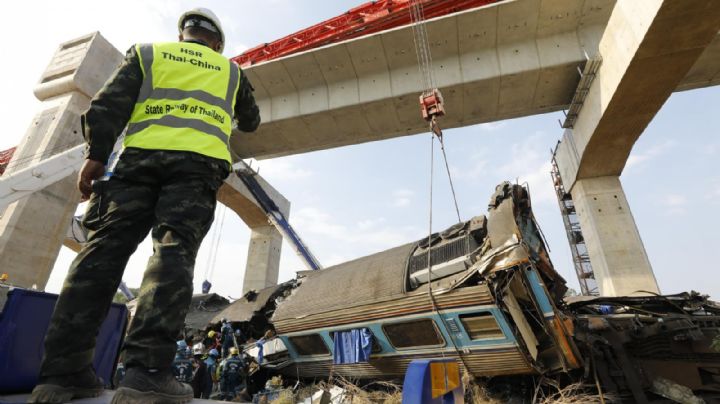 Tragedia en Tailandia: colapso de grúa sobre tren de pasajeros provoca decenas de muertos| FOTOS