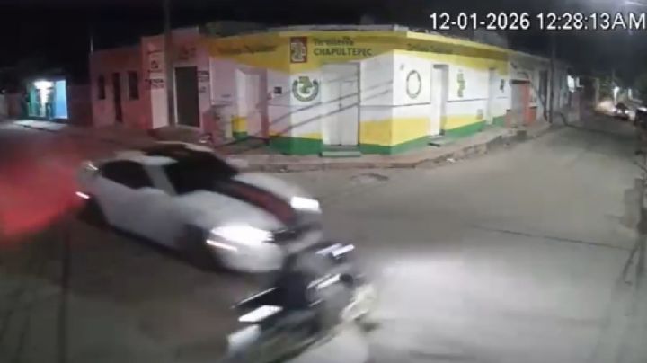 ¡Indignante video! Auto blanco atropella a motociclista en Yucatán y se da a la fuga