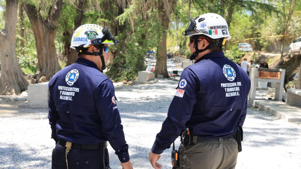 Cuerpos de auxilio acudieron a un taller en Allende donde un trabajador murió tras ser aplastado por la caja de un tráiler.