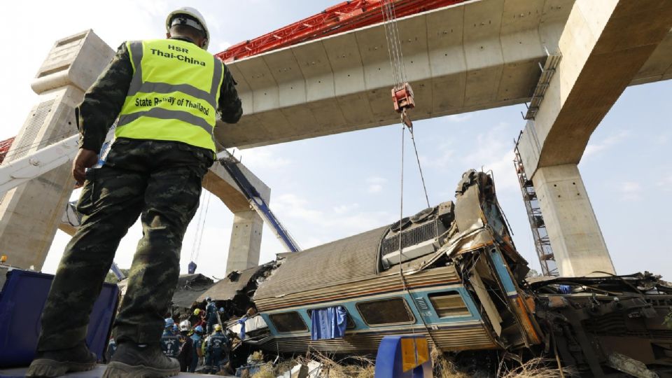 Tragedia en Tailandia: colapso de grúa sobre tren de pasajeros provoca decenas de muertos.