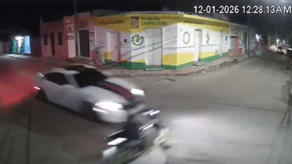 Este conductor ni siquiera frenó al atropellar a este motociclista en Tizimín. Ya lo buscan.