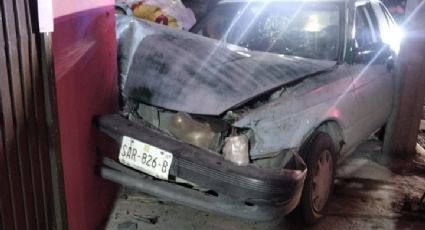 Conductor pierde el conocimiento y choca contra casa en avenida Bernardo Reyes, Monterrey