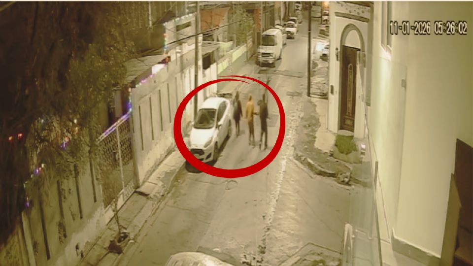 Cámaras de seguridad captaron el momento en que dos hombres agreden a una mujer durante un asalto en la Colonia Valle de Santa Lucía.