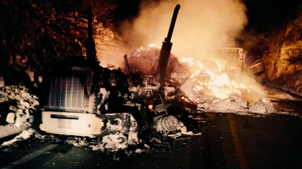 Elementos de Protección Civil y Cruz Roja atendieron el accidente donde un vehículo se incendió en la carretera Monterrey–Laredo.