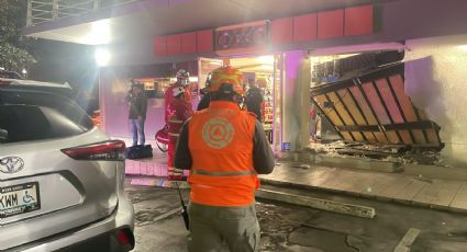 Adulto mayor choca contra Oxxo en San Pedro y deja a una empleada lesionada