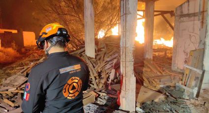 VIDEO | Fuego consume tarimera en la carretera Monterrey–Monclova