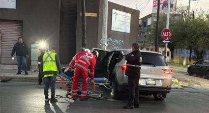 Dos mujeres resultan lesionadas tras chocar contra poste en la colonia Independencia