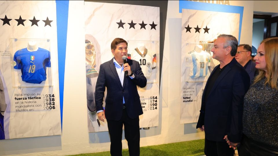 El alcalde Héctor García inauguró la exposición “El gol se grita aquí” en el Museo Maestro Israel Cavazos, acompañado de exseleccionados mexicanos y piezas históricas del futbol mundial.