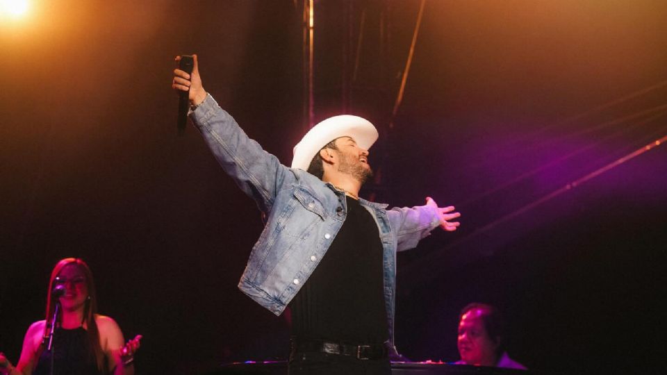 Edén Muñoz durante una de sus presentaciones, donde destaca por su conexión con el público y su energía sobre el escenario.