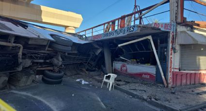 Camión urbano de la Ruta 405 vuelca y se estrella contra mercado en colonia La Moderna de Monterrey
