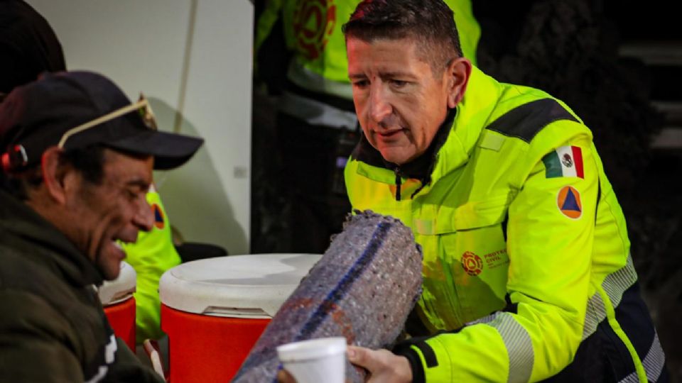 Elementos de Protección Civil Nuevo León y personal del DIF estatal entregaron cobijas y bebidas calientes durante el Operativo Carrusel en el Centro de Monterrey.