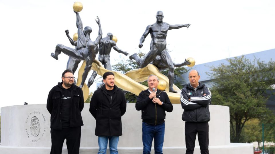 La escultura “Pasión Mundial”, del artista José Miguel Howe, fue inaugurada en Guadalupe como parte del legado cultural rumbo al Mundial de Fútbol 2026.