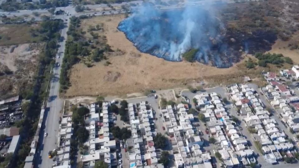 Elementos de Protección Civil de Monterrey y Bomberos Nuevo León realizaron labores de sofocación y enfriamiento durante el incendio.