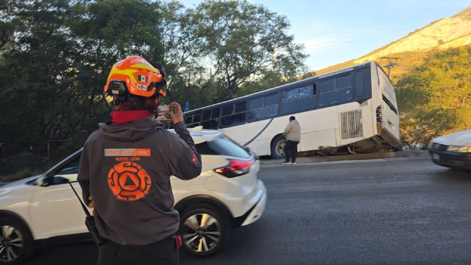 Elementos de Protección Civil Nuevo León acudieron al bulevar Rogelio Cantú para atender un accidente vial tipo salida de camino que involucró a un transporte de personal en Monterrey.