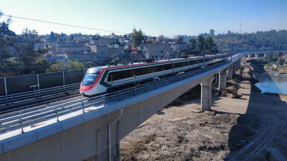 Ingenieros de la SICT realizan pruebas de carga con costales de arena en el tramo elevado para certificar la apertura del tren hasta Observatorio.
