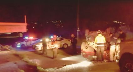 Volcadura en Guadalupe deja un joven lesionado tras chocar contra poste y barda
