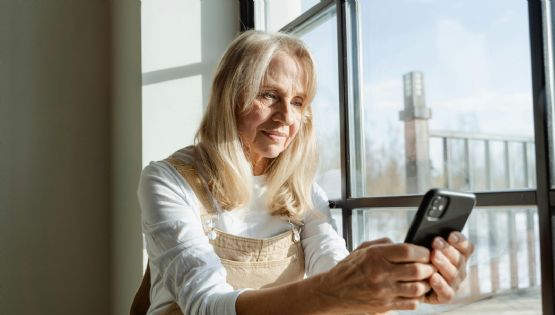 Envejecimiento digital: cómo la vida frente a pantallas está afectando tu piel