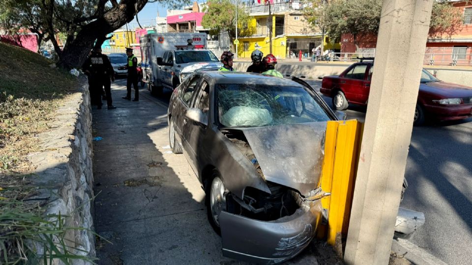 Elementos de Protección Civil y Cruz Roja atendieron el choque de un vehículo contra un poste de la CFE en avenida Morones Prieto, en San Pedro.