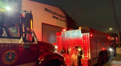 Incendio consume bodega de plásticos en Escobedo
