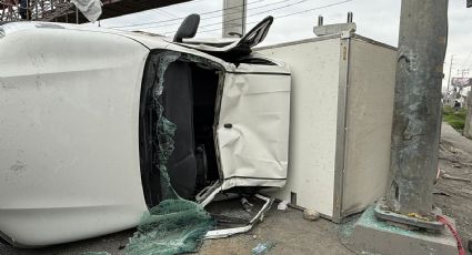 Camioneta se vuelca en Avenida Miguel Alemán tras choque de tractocamión