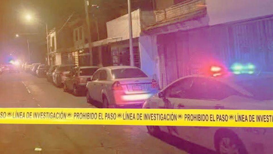 Elementos de la Policía Municipal acordonaron el área donde fue localizado el hombre inconsciente tras la caída en la colonia Nueva Las Puentes, en San Nicolás.