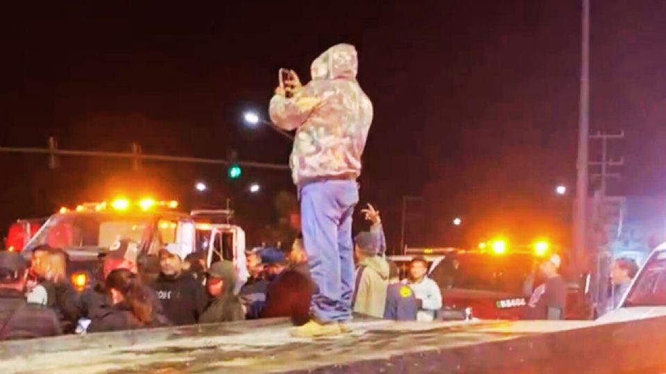 Operadores de grúas bloquearon la Avenida Lincoln, en García, para denunciar presuntas extorsiones de agentes de Tránsito municipal.