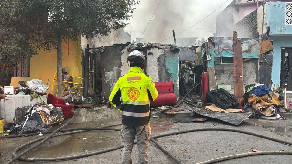 Elementos de Protección Civil y Bomberos de Nuevo León trabajaron en la sofocación del incendio registrado en una vivienda de la colonia San Bernabé.