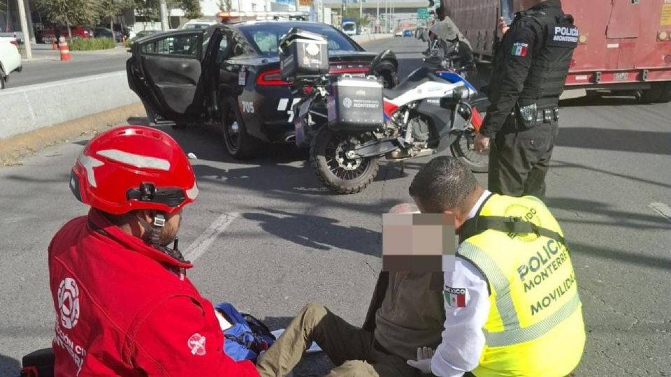 El oficial de Tránsito brindó primeros auxilios al adulto mayor mientras arribaban paramédicos de Cruz Roja y Protección Civil de Monterrey.