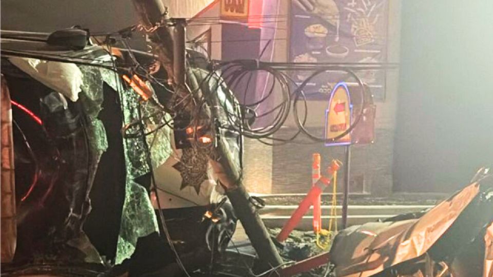 La patrulla de la Policía de Guadalupe terminó volcada tras impactarse contra una camioneta y un poste en el bulevar Miguel de la Madrid.