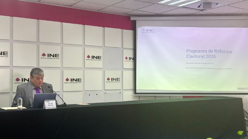 En lo que respecta al Senado, Uuc-kib Espadas propuso elegir cuatro o cinco representantes por entidad.