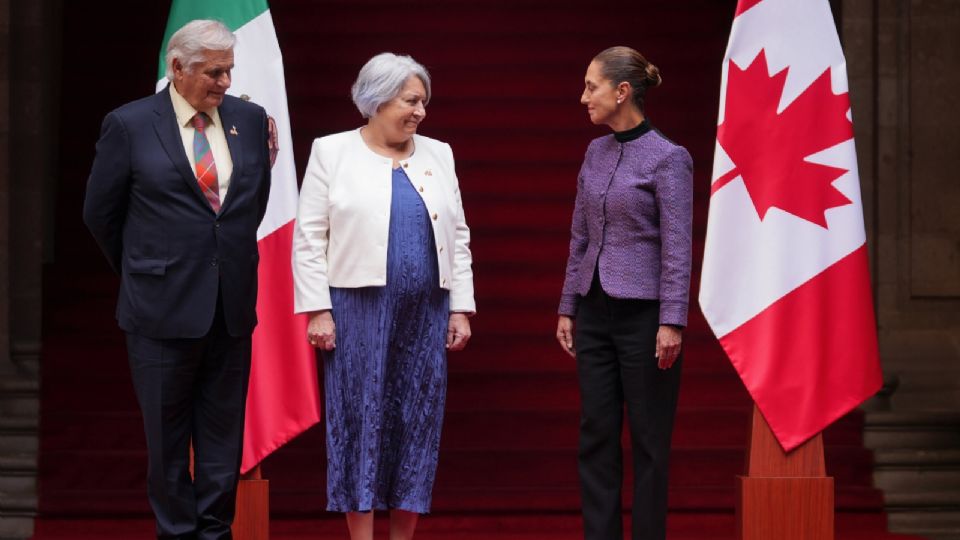 La Jefa del Ejecutivo Federal estuvo acompañada por el secretario de Relaciones Exteriores, Juan Ramón de la Fuente.