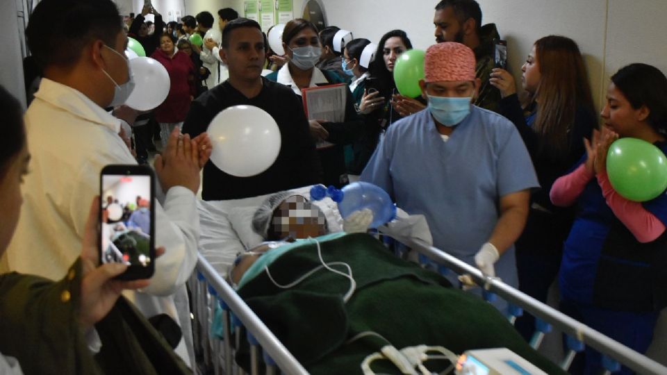 Pasillo de honor en el HGZ 33 de Monterrey, donde despidieron a la joven donante de 23 años antes de la procuración de sus órganos.