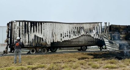 Cierran Autopista Nuevo Laredo por choque e incendio de tráiler