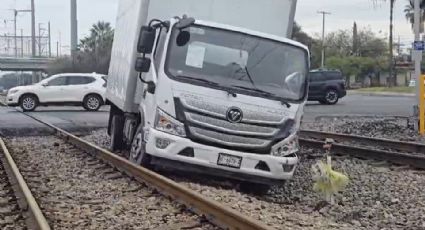 Tren impacta camión repartidor en Avenida Universidad, en San Nicolás
