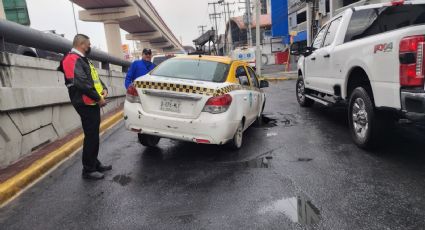 Automóvil cae en socavón de la avenida Félix U. Gómez