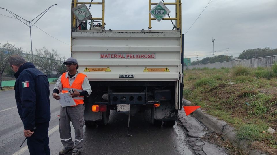 Protección Civil y Tránsito de Guadalupe atendieron el choque en la Autopista al Aeropuerto, donde estuvo involucrado un camión con cilindros de gas industrial.