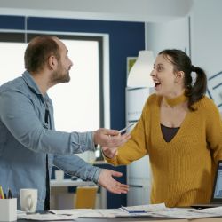 Psicólogos explican cómo enfrentar conversaciones incómodas sin perder la calma