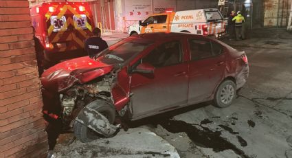 Vehículo se estrella contra barda en Bellavista, Monterrey; conductor resulta ileso