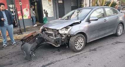 Choque entre dos vehículos deja un auto contra poste y barda al norte de Monterrey