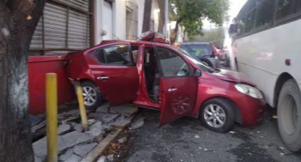 Mujer resulta lesionada tras chocar contra Ruta 13 en el Centro de Monterrey