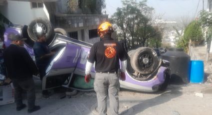 Patrulla se vuelca en municipio de Escobedo y deja a dos policías lesionados