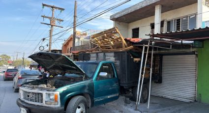 Camión de 3.5 toneladas se impacta contra vivienda en Guadalupe