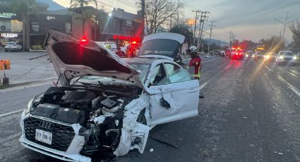 Camioneta pierde el control y se vuelca en la Carretera Nacional; muere una persona